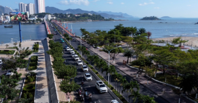 Dòng xe nối dài trên đường biển Nha Trang vì tin đồn cấm vượt