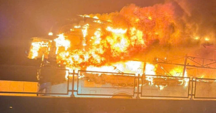 Xe khách giường nằm cháy dữ dội trên cao tốc Diễn Châu – Bãi Vọt, 1 người tử vong