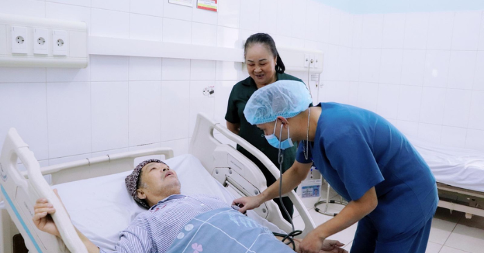 Cứu sống người đàn ông 59 tuổi thủng dạ dày do lạm dụng thuốc giảm đau