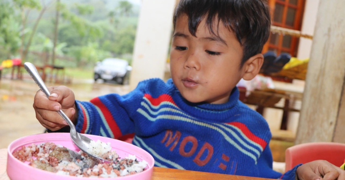 Bé 4 tuổi hóc dị vật khi ăn cơm muối vừng