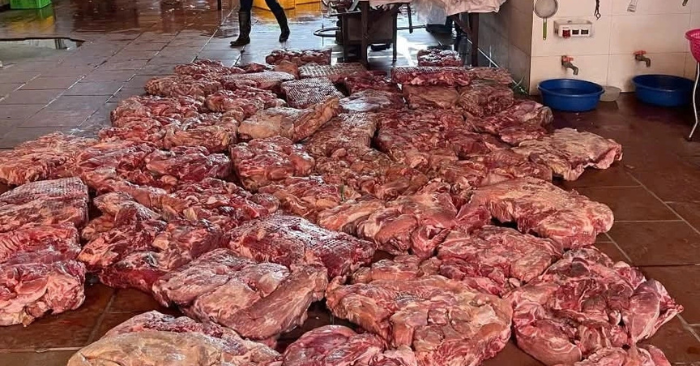 Hàng chục bao tải thực phẩm bốc mùi bị phát hiện dịp Tết