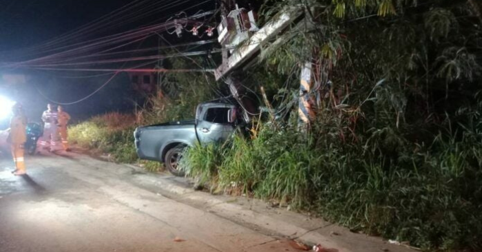 Xe tải mất lái lao cột điện lật nghiêng