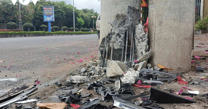 Xe tải mất lái lao cột điện lật nghiêng