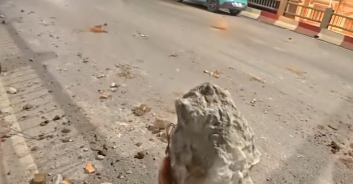 Gạch đá rơi trên đường Hà Nội gây nguy hiểm giao thông