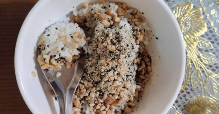 Bé 4 tuổi hóc dị vật khi ăn cơm muối vừng