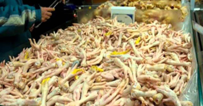 CSGT chặn 1 tấn chân gà bẩn trên đường đi tiêu thụ