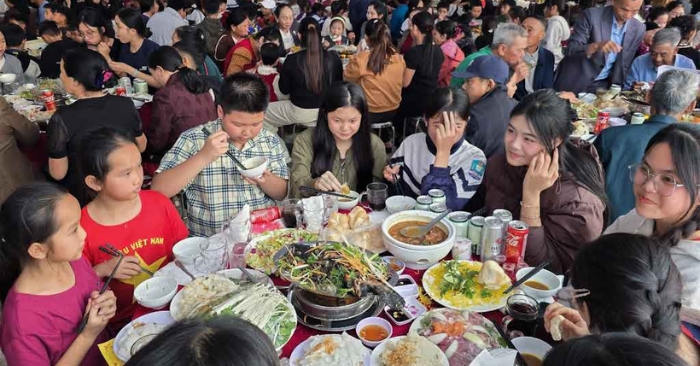 Bữa tiệc 180 mâm gây chú ý báo Trung Quốc