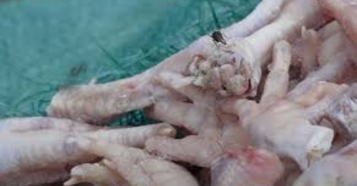 CSGT chặn 1 tấn chân gà bẩn trên đường đi tiêu thụ