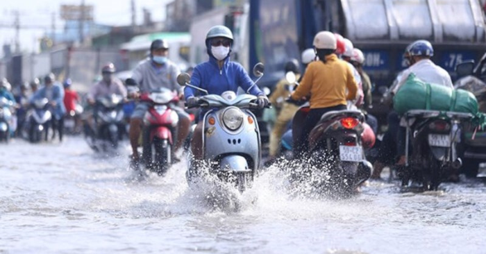 Mưa trái mùa TPHCM làm trung tâm tối sầm
