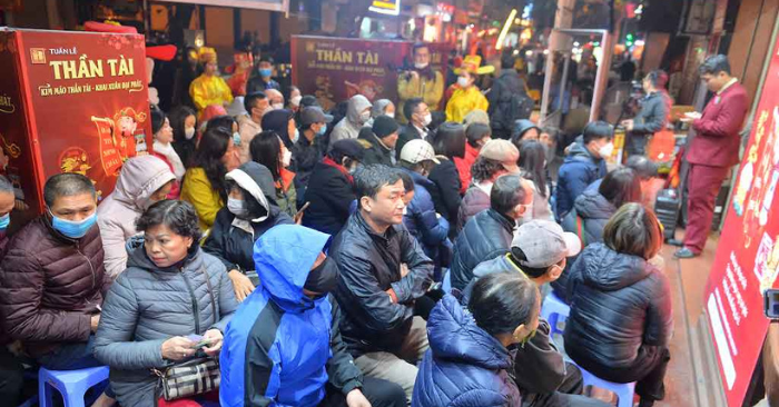 Mua vàng đu đỉnh: Người dân dậy sớm xếp hàng giữa đỉnh giá lịch sử