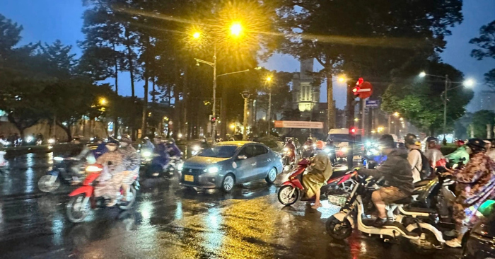 Mưa trái mùa TPHCM làm trung tâm tối sầm
