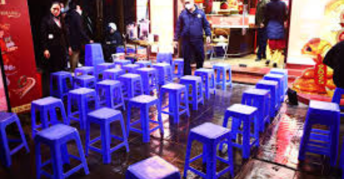 Mua vàng đu đỉnh: Người dân dậy sớm xếp hàng giữa đỉnh giá lịch sử