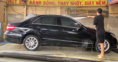 Dịp Tết Dương lịch, tiệm rửa xe TP.HCM quá tải, nhân viên làm không ngơi tay