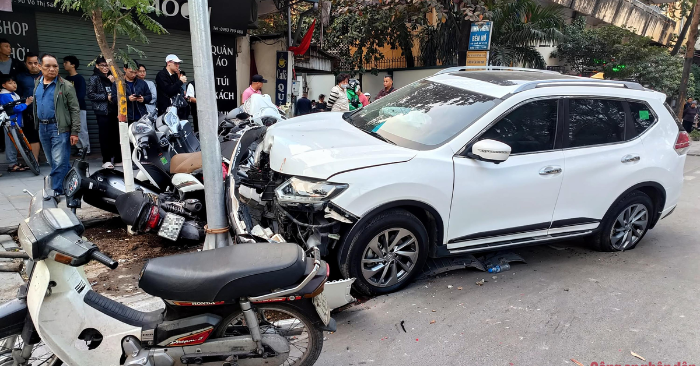 Ô tô tông nhiều xe máy ở Hà Nội, 1 người bị thương