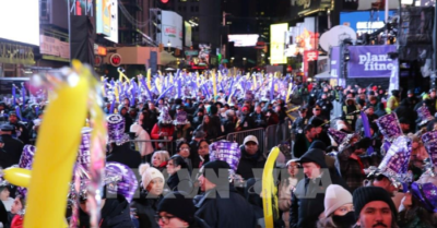 Quả cầu 5.200 mảnh pha lê bừng sáng, Times Square rực rỡ đón Năm mới 2026