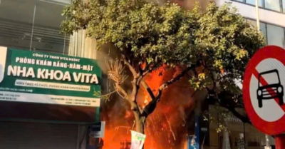 Ngôi nhà cao tầng trên phố Lê Lợi ở Hà Nội bốc cháy dữ dội