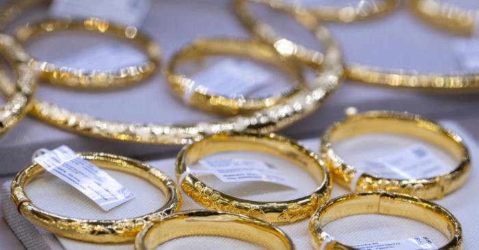 Giá vàng quay đầu rơi mạnh sau chuỗi kỷ lục, mất gần 500 USD/ounce