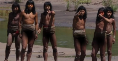 Nhà thám hiểm Mỹ hé lộ video hiếm về bộ tộc chưa từng tiếp xúc thế giới