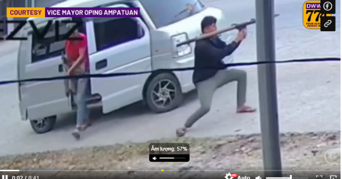 Xe Toyota trúng đạn RPG giữa ban ngày vẫn lăn bánh