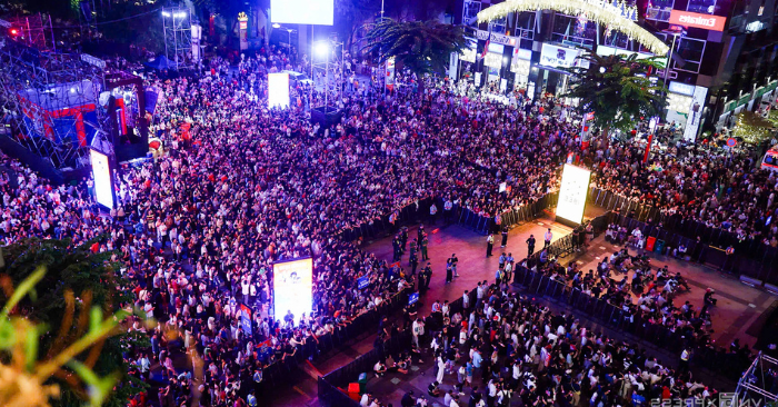 Biển người xuống đường đón năm 2026 tại Hà Nội, TP HCM