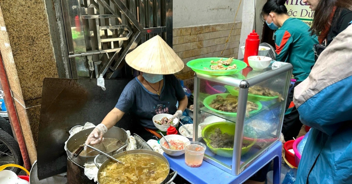 Bún chửi Hà Nội khiến khách sốc vì ép mua chỗ