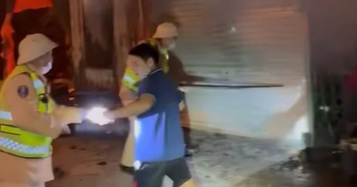 Cảnh sát giao thông phá cửa cứu người