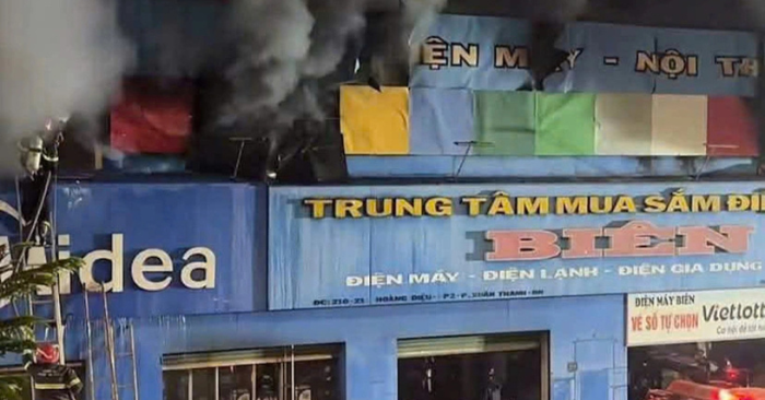 Cháy trung tâm mua sắm điện máy