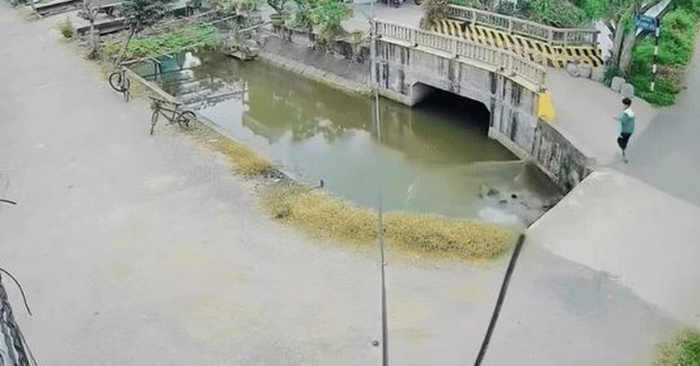 Bé trai Hưng Yên hét lớn cứu hai người rơi xuống kênh