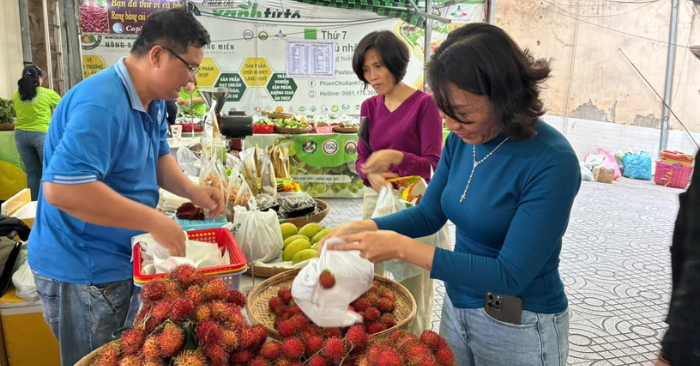 Chợ quê giữa lòng thành phố hút người Sài Gòn
