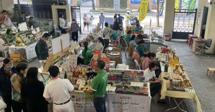 Chợ quê giữa lòng thành phố hút người Sài Gòn