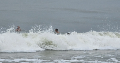 Lực lượng chức năng giải cứu 7 du khách gặp nạn tại biển Nha Trang