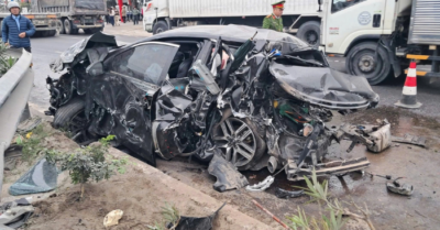 Hai người thoát chết thần kỳ trong vụ xe ô tô vỡ nát