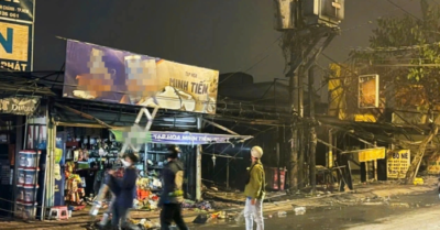 Cháy lan từ trụ điện làm thiệt hại ba hộ kinh doanh tại TPHCM