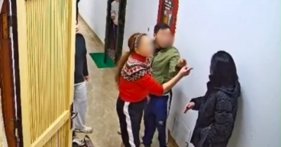 Công an triệu tập người phụ nữ hành hung hàng xóm