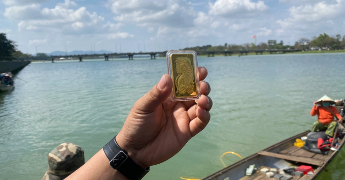 Thợ lặn tìm thấy 2 cây vàng rơi xuống sông Hương