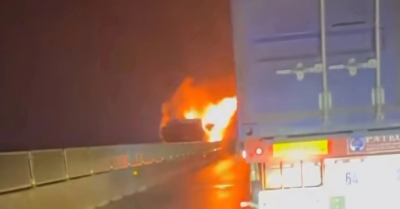 Ô tô khách bốc cháy trên cao tốc Bắc Nam giữa đêm, giao thông gián đoạn