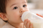 6 dấu hiệu bất thường sau khi trẻ uống sữa bột cần đưa đi bệnh viện ngay