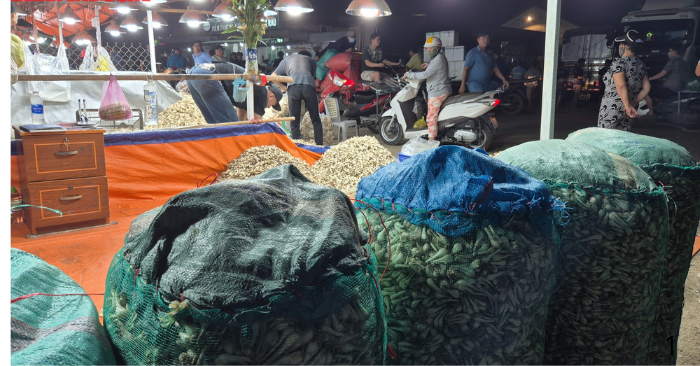 Cận cảnh khu chợ kiệu Tết lớn nhất TP.HCM vào mùa cao điểm cuối năm