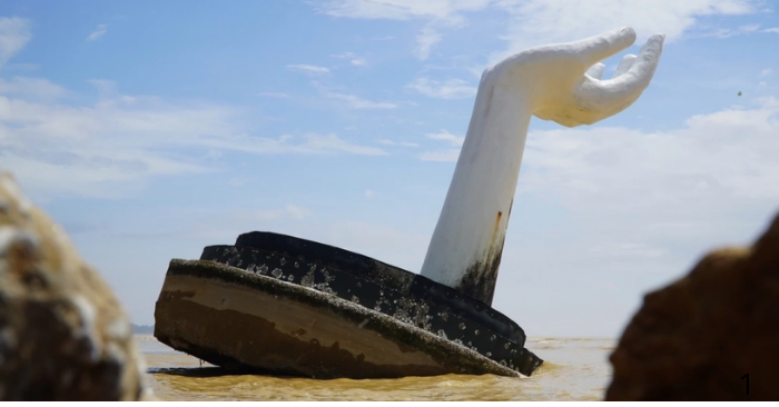 Phá dỡ tượng cánh tay khổng lồ trên bờ biển Hải Tiến sau bão Kajiki