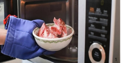 Rã đông thịt đúng cách giúp giữ vị ngọt, tránh hôi tanh và đảm bảo an toàn thực phẩm