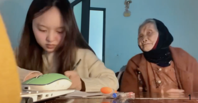Clip bà nội U90 kiên nhẫn ngồi bên nhìn cháu học bài khiến cộng đồng mạng xúc động