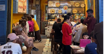 Khách Tây trải nghiệm bánh mì tôm hùm hơn 1 triệu đồng tại TPHCM