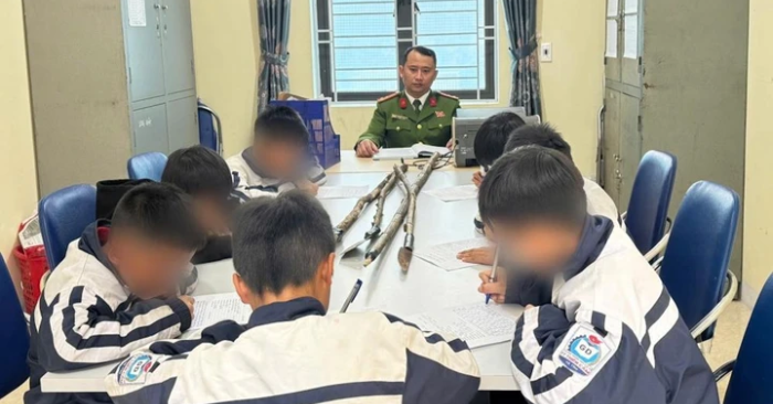 ẫn nhỏ, nhóm học sinh THCS tại xã Thiên Cầm Hà Tĩnh mang theo hung khí hẹn đánh nhau. Công an địa phương đã kịp thời phát hiện, ngăn chặn, phòng ngừa hậu quả đáng tiếc