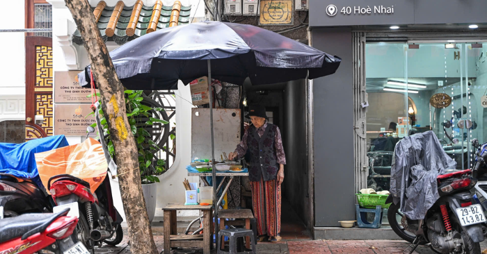 Gần 40 năm qua, quán cơm bình dân của bà Hương ở Ba Đình Hà Nội vẫn đều đặn đỏ lửa mỗi trưa với những món ăn dân dã, giá chỉ vài nghìn đồng