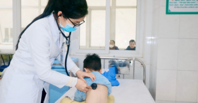 Ăn nhầm mì tôm tẩm thuốc diệt chuột, 2 bệnh nhi nhập viện cấp cứu