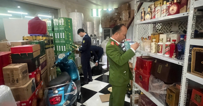 Phát hiện cơ sở kinh doanh rượu ngoại không rõ nguồn gốc tại phường Mỹ Hào, lực lượng chức năng tỉnh Hưng Yên đã xử phạt gần 98 triệu đồng và buộc tiêu hủy toàn bộ tang vật vi phạm