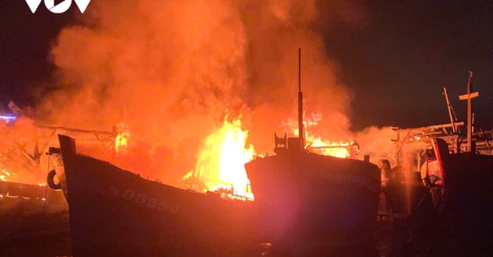 Hỏa hoạn bùng phát lúc rạng sáng, nhiều tàu cá của ngư dân Quảng Ngãi bị thiêu rụi ,hư hỏng nặn