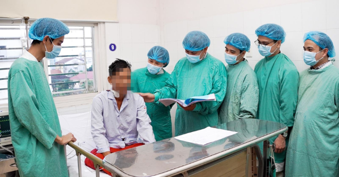 Bệnh viện Trung ương Huế vừa tạo nên dấu mốc đặc biệt của y học Việt Nam khi lần đầu tiên thực hiện thành công ca phẫu thuật cắt bỏ đồng thời hai thận đa nang khổng lồ, gần 10kg, kết hợp ghép thận trong cùng một lần mổ