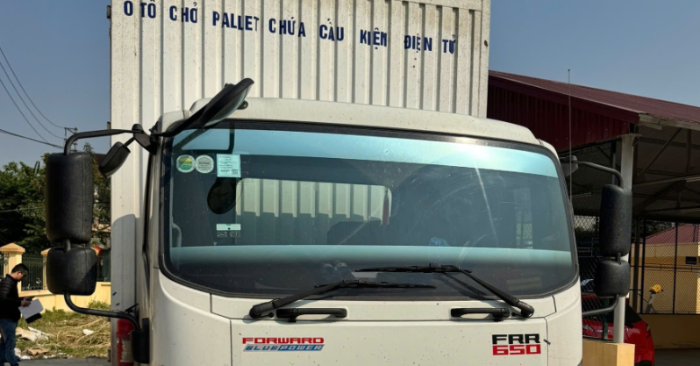 Lợi dụng sơ hở của tài xế khi không tắt máy, rời cabin để làm thủ tục nhập hàng tại Khu công nghiệp Yên Bình, các đối tượng đã nhanh chóng mở cửa, đánh cắp xe tải cùng số hàng hóa giá trị lớn, gây thiệt hại ước tính khoảng 7 tỷ đồng