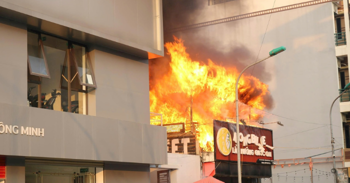 Chiều 9-1, một vụ hỏa hoạn bất ngờ bùng phát tại quán ăn nằm trên trục đường Phủ Quốc, xã Quốc Oai, khiến nhiều người dân hoảng loạn. Lực lượng chức năng nhanh chóng có mặt, khống chế đám cháy sau gần một giờ, không để xảy ra thiệt hại về người